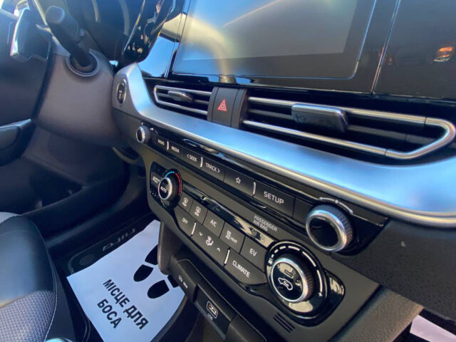 Сірий Кіа Niro, об'ємом двигуна 39 л та пробігом 27 тис. км за 17600 $, фото 17 на Automoto.ua
