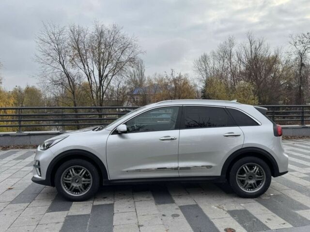 Сірий Кіа Niro, об'ємом двигуна 2 л та пробігом 101 тис. км за 19300 $, фото 4 на Automoto.ua