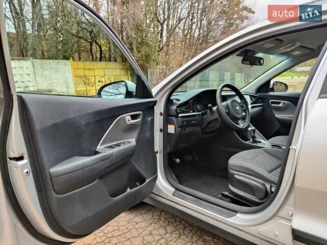 Сірий Кіа Niro, об'ємом двигуна 1.58 л та пробігом 115 тис. км за 19800 $, фото 13 на Automoto.ua