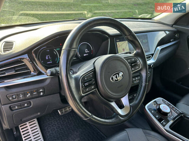 Серый Киа Niro, объемом двигателя 0 л и пробегом 200 тыс. км за 16900 $, фото 7 на Automoto.ua