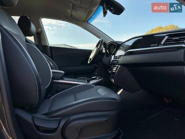 Сірий Кіа Niro, об'ємом двигуна 0 л та пробігом 37 тис. км за 23600 $, фото 92 на Automoto.ua