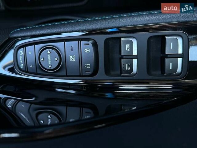 Серый Киа Niro, объемом двигателя 0 л и пробегом 97 тыс. км за 22200 $, фото 32 на Automoto.ua