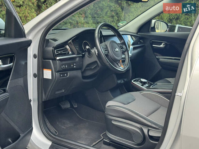 Сірий Кіа Niro, об'ємом двигуна 0 л та пробігом 141 тис. км за 17799 $, фото 29 на Automoto.ua