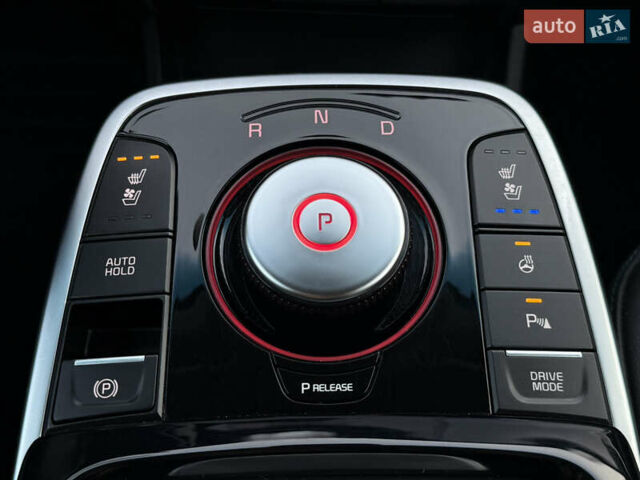 Сірий Кіа Niro, об'ємом двигуна 0 л та пробігом 97 тис. км за 22900 $, фото 6 на Automoto.ua