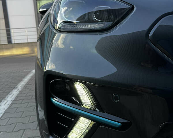 Серый Киа Niro, объемом двигателя 0 л и пробегом 86 тыс. км за 23400 $, фото 84 на Automoto.ua