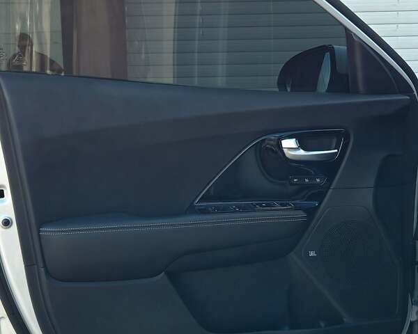 Серый Киа Niro, объемом двигателя 0 л и пробегом 32 тыс. км за 23500 $, фото 24 на Automoto.ua