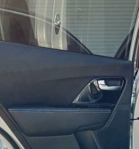 Серый Киа Niro, объемом двигателя 0 л и пробегом 32 тыс. км за 23500 $, фото 29 на Automoto.ua