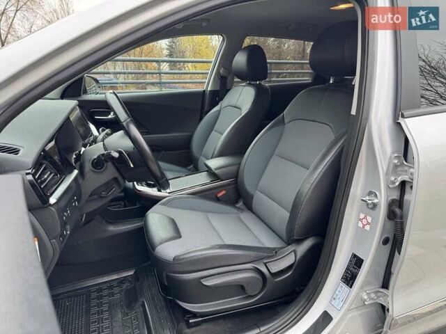 Сірий Кіа Niro, об'ємом двигуна 0 л та пробігом 101 тис. км за 19300 $, фото 20 на Automoto.ua