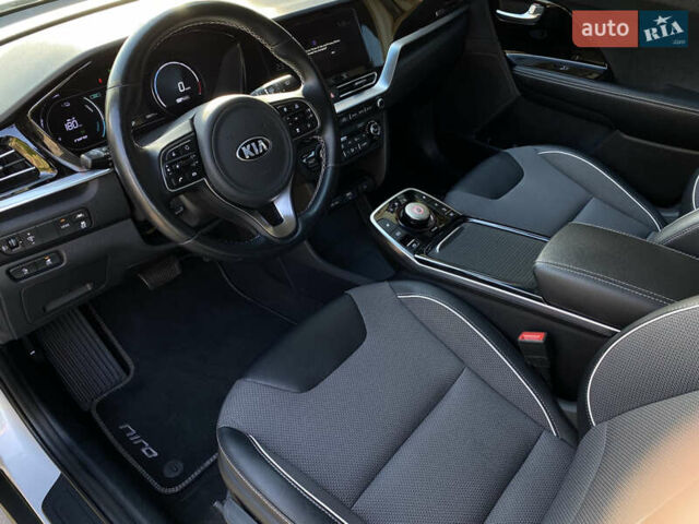 Серый Киа Niro, объемом двигателя 0 л и пробегом 59 тыс. км за 21299 $, фото 23 на Automoto.ua