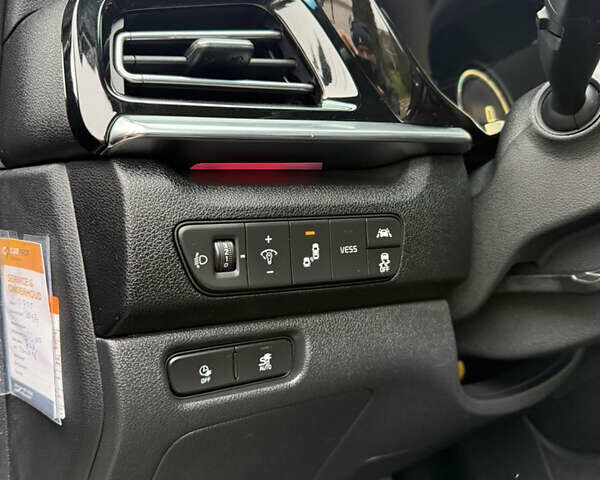 Сірий Кіа Niro, об'ємом двигуна 0 л та пробігом 50 тис. км за 22300 $, фото 50 на Automoto.ua