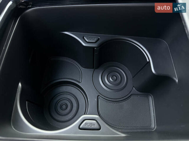 Сірий Кіа Niro, об'ємом двигуна 0 л та пробігом 97 тис. км за 22900 $, фото 67 на Automoto.ua