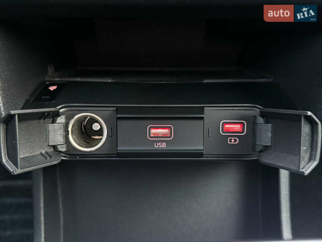 Сірий Кіа Niro, об'ємом двигуна 0 л та пробігом 97 тис. км за 22900 $, фото 63 на Automoto.ua