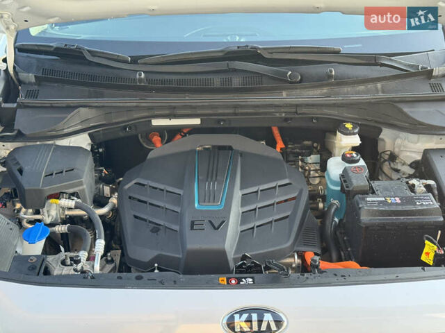 Серый Киа Niro, объемом двигателя 0 л и пробегом 139 тыс. км за 17999 $, фото 45 на Automoto.ua
