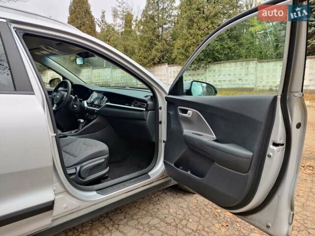 Сірий Кіа Niro, об'ємом двигуна 1.58 л та пробігом 115 тис. км за 19800 $, фото 15 на Automoto.ua