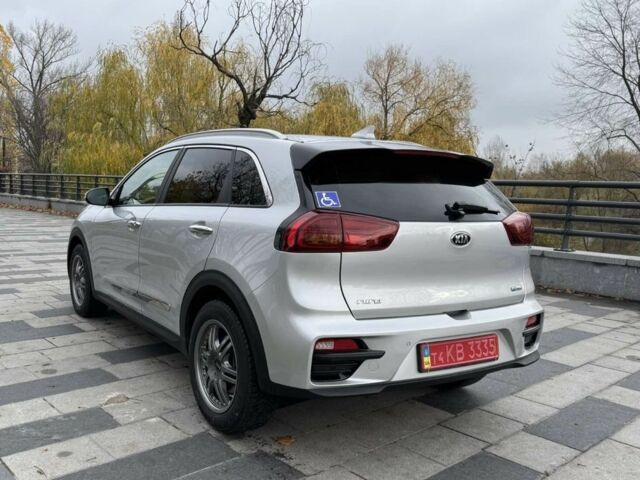 Сірий Кіа Niro, об'ємом двигуна 2 л та пробігом 101 тис. км за 19300 $, фото 3 на Automoto.ua