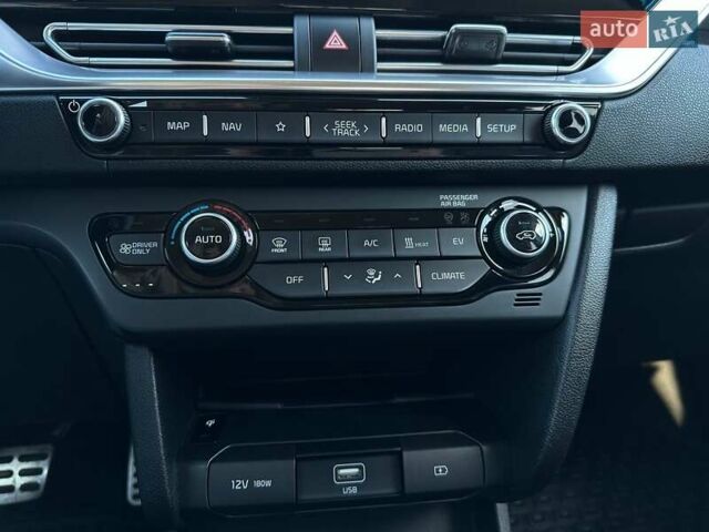 Сірий Кіа Niro, об'ємом двигуна 0 л та пробігом 100 тис. км за 21900 $, фото 56 на Automoto.ua