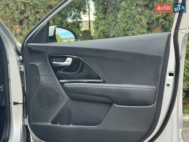 Сірий Кіа Niro, об'ємом двигуна 0 л та пробігом 141 тис. км за 17799 $, фото 36 на Automoto.ua