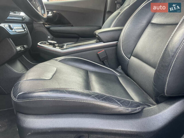 Сірий Кіа Niro, об'ємом двигуна 0 л та пробігом 140 тис. км за 18500 $, фото 22 на Automoto.ua