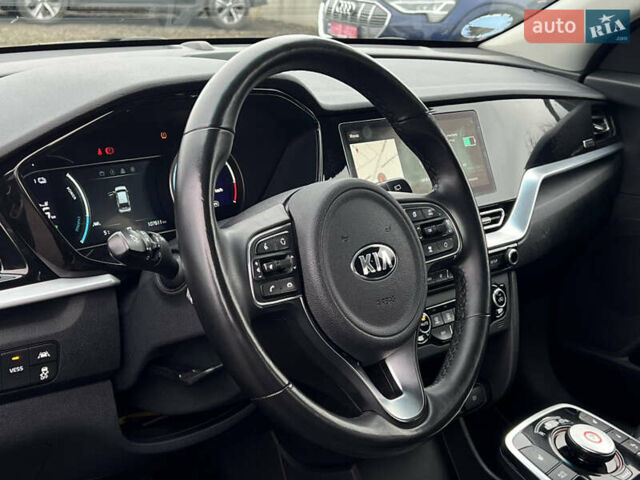 Серый Киа Niro, объемом двигателя 0 л и пробегом 107 тыс. км за 20903 $, фото 20 на Automoto.ua
