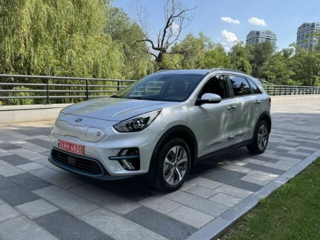Серый Киа Niro, объемом двигателя 2 л и пробегом 98 тыс. км за 19400 $, фото 6 на Automoto.ua