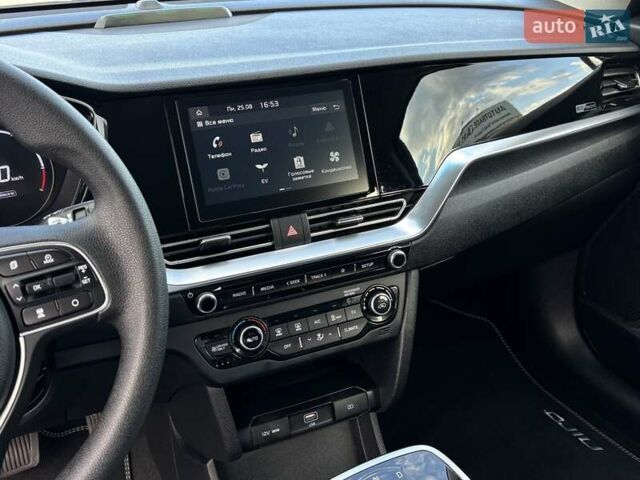 Серый Киа Niro, объемом двигателя 0 л и пробегом 52 тыс. км за 20750 $, фото 20 на Automoto.ua