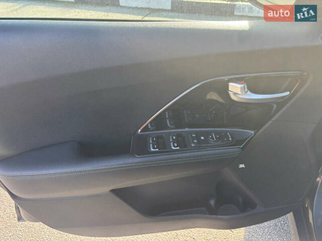 Серый Киа Niro, объемом двигателя 0 л и пробегом 200 тыс. км за 16900 $, фото 6 на Automoto.ua