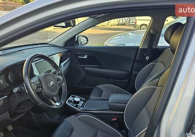 Серый Киа Niro, объемом двигателя 0 л и пробегом 40 тыс. км за 23300 $, фото 4 на Automoto.ua