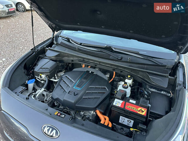 Серый Киа Niro, объемом двигателя 0 л и пробегом 55 тыс. км за 18899 $, фото 62 на Automoto.ua