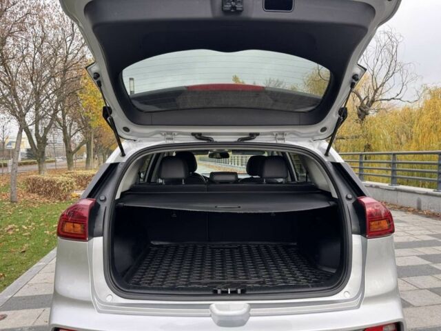 Сірий Кіа Niro, об'ємом двигуна 2 л та пробігом 101 тис. км за 19300 $, фото 17 на Automoto.ua