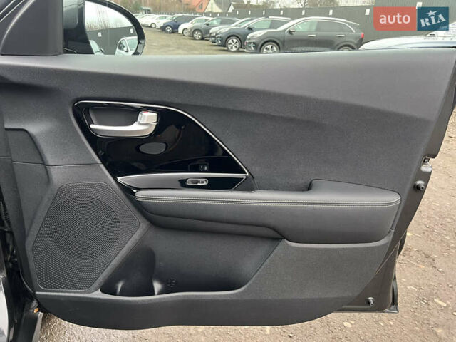 Серый Киа Niro, объемом двигателя 0 л и пробегом 107 тыс. км за 20903 $, фото 43 на Automoto.ua