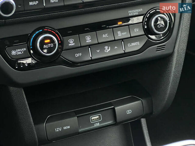 Серый Киа Niro, объемом двигателя 0 л и пробегом 107 тыс. км за 20903 $, фото 50 на Automoto.ua