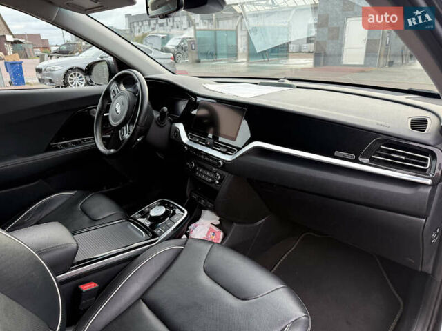 Серый Киа Niro, объемом двигателя 0 л и пробегом 77 тыс. км за 20990 $, фото 11 на Automoto.ua