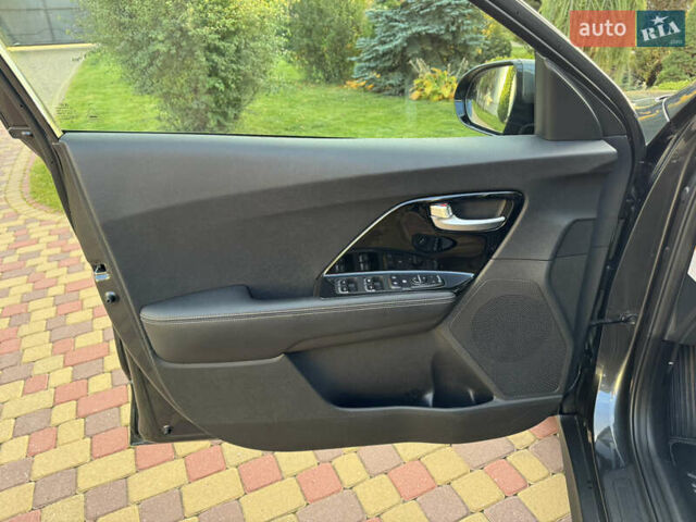 Серый Киа Niro, объемом двигателя 0 л и пробегом 117 тыс. км за 19300 $, фото 18 на Automoto.ua