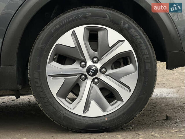 Серый Киа Niro, объемом двигателя 0 л и пробегом 107 тыс. км за 20903 $, фото 17 на Automoto.ua