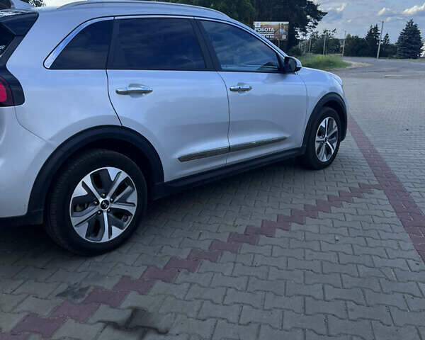 Серый Киа Niro, объемом двигателя 0 л и пробегом 102 тыс. км за 19200 $, фото 3 на Automoto.ua