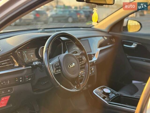 Серый Киа Niro, объемом двигателя 0 л и пробегом 110 тыс. км за 17800 $, фото 4 на Automoto.ua