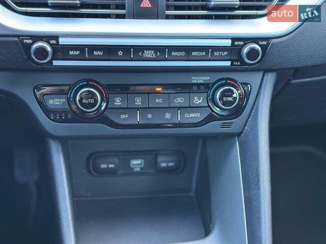 Серый Киа Niro, объемом двигателя 1.6 л и пробегом 57 тыс. км за 24900 $, фото 33 на Automoto.ua