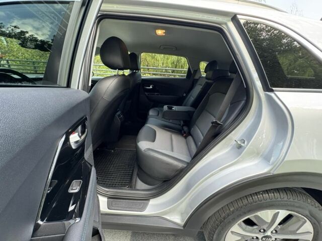 Серый Киа Niro, объемом двигателя 2 л и пробегом 98 тыс. км за 19400 $, фото 17 на Automoto.ua