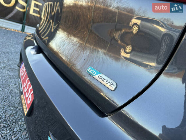 Серый Киа Niro, объемом двигателя 0 л и пробегом 55 тыс. км за 18899 $, фото 19 на Automoto.ua