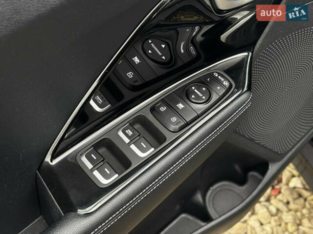 Серый Киа Niro, объемом двигателя 0 л и пробегом 39 тыс. км за 23100 $, фото 22 на Automoto.ua