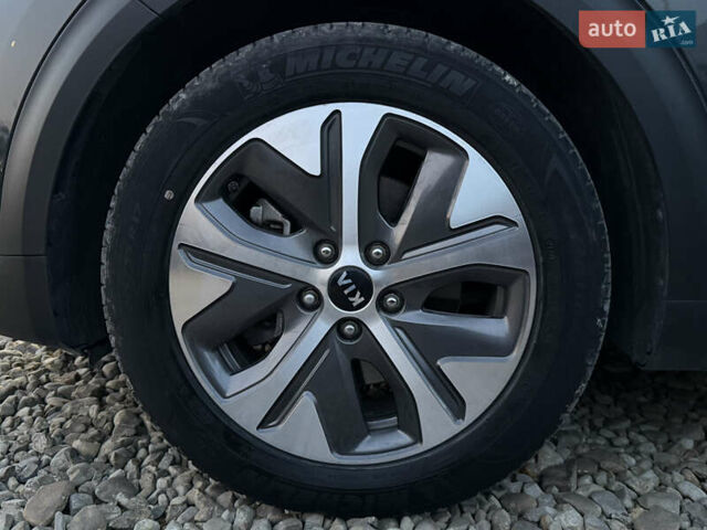 Серый Киа Niro, объемом двигателя 0 л и пробегом 82 тыс. км за 22900 $, фото 29 на Automoto.ua