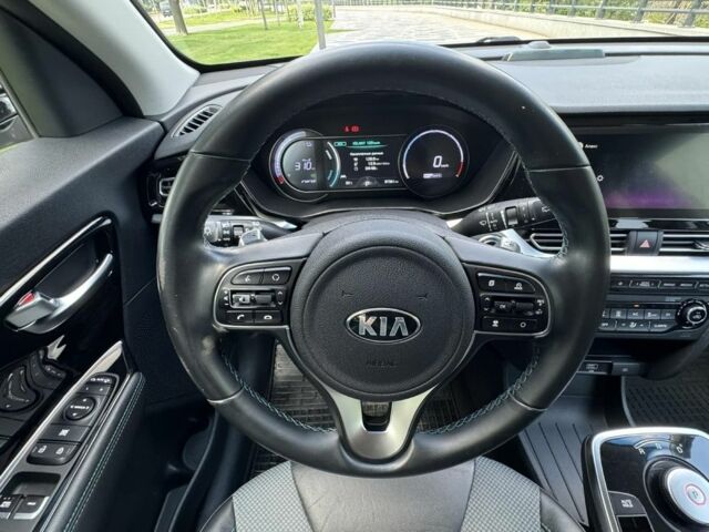 Серый Киа Niro, объемом двигателя 2 л и пробегом 98 тыс. км за 19400 $, фото 11 на Automoto.ua