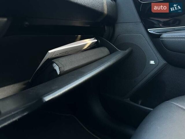 Серый Киа Niro, объемом двигателя 0 л и пробегом 54 тыс. км за 23900 $, фото 68 на Automoto.ua
