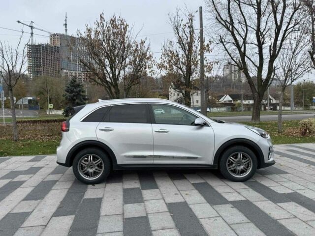 Сірий Кіа Niro, об'ємом двигуна 2 л та пробігом 101 тис. км за 19300 $, фото 1 на Automoto.ua