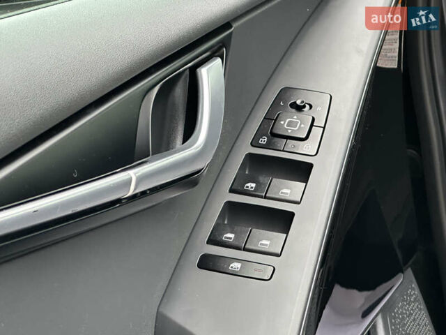 Серый Киа Niro, объемом двигателя 0 л и пробегом 120 тыс. км за 21850 $, фото 43 на Automoto.ua