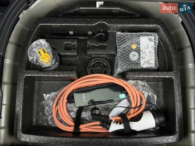 Серый Киа Niro, объемом двигателя 0 л и пробегом 70 тыс. км за 24400 $, фото 101 на Automoto.ua