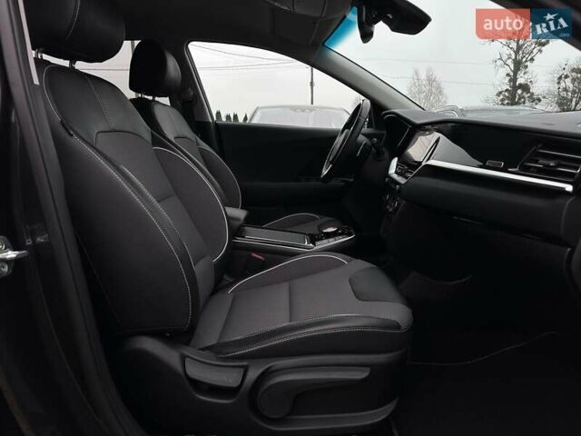 Серый Киа Niro, объемом двигателя 0 л и пробегом 37 тыс. км за 24900 $, фото 86 на Automoto.ua