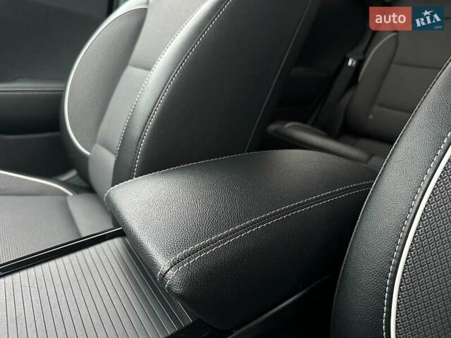 Серый Киа Niro, объемом двигателя 0 л и пробегом 37 тыс. км за 24900 $, фото 67 на Automoto.ua
