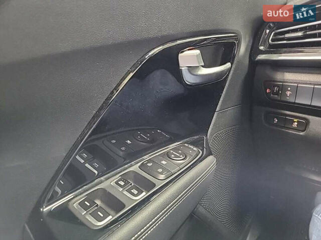Серый Киа Niro, объемом двигателя 0 л и пробегом 100 тыс. км за 21000 $, фото 17 на Automoto.ua