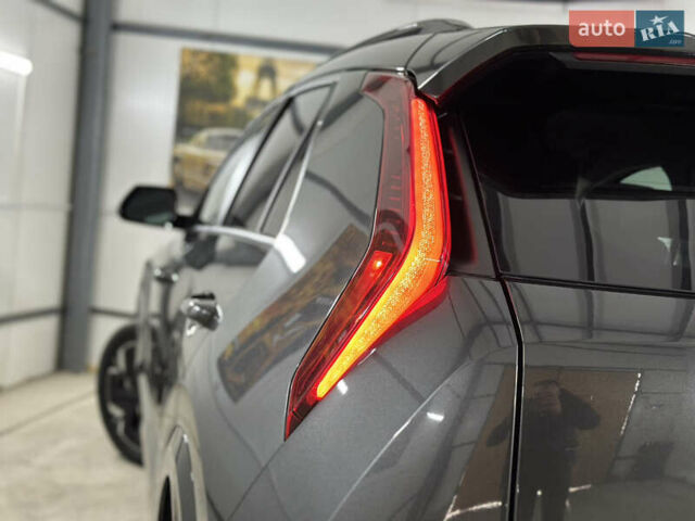 Серый Киа Niro, объемом двигателя 0 л и пробегом 120 тыс. км за 20900 $, фото 49 на Automoto.ua